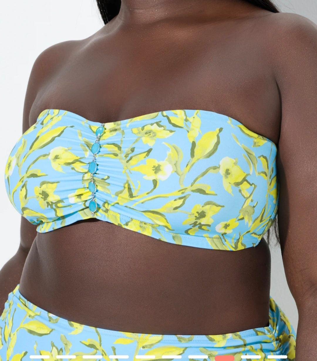 Bikini con fiori, laccetti e spalline regolabili