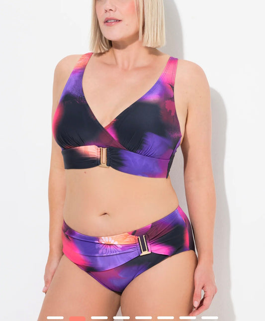 Bikini con fibbie decorative, coppe morbide e materiale riciclato