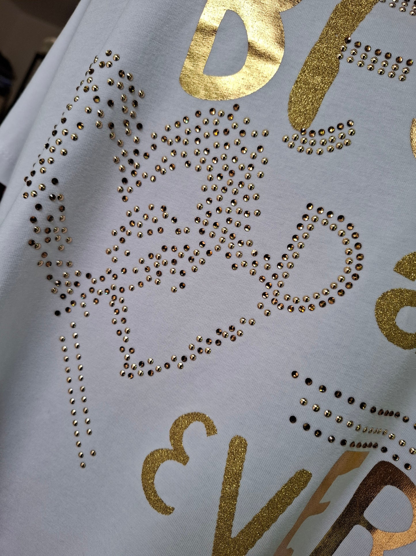 T-shirt Morbida con Stampa Luminosa "Best Day Ever"